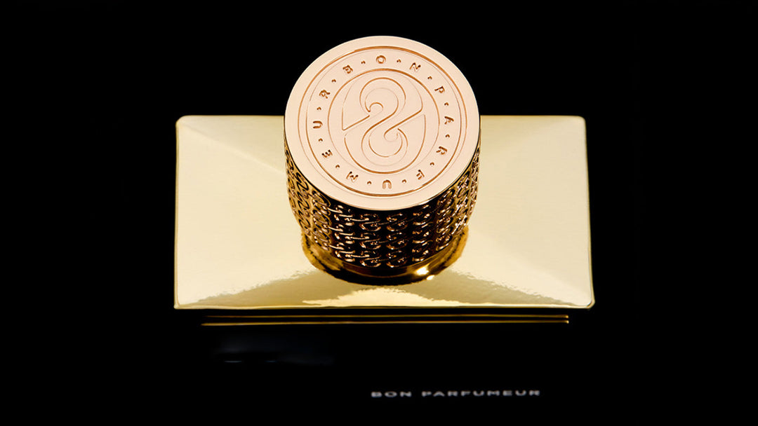 Goldener Flakon der Bon Parfumeur Les Elixirs Collection mit graviertem Verschluss