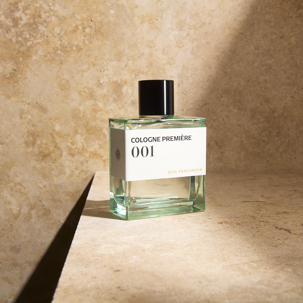 Bon Parfumeur 001 Cologne Première Parfum vor einer hellen Steinwand