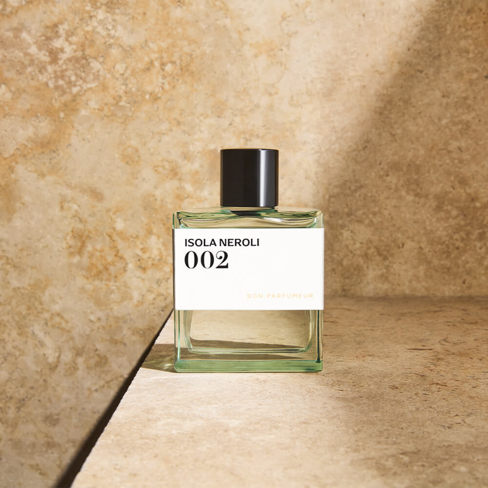 Bon Parfumeur 002 Isola Neroli Parfumflakon auf hellem Naturstein