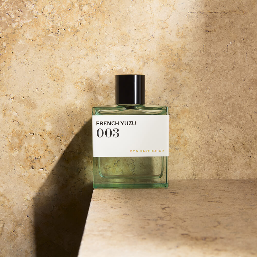 Bon Parfumeur 003 French Yuzu Parfumflakon auf hellem Naturstein mit Schatten