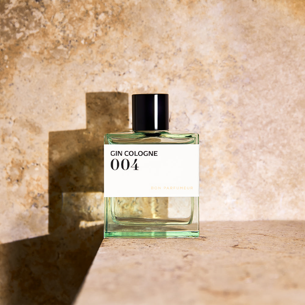 Bon Parfumeur 004 Gin Cologne Parfumflakon auf hellem Naturstein mit Schatten