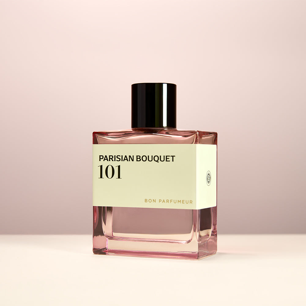 Bon Parfumeur 101 Parisian Bouquet Parfumflakon vor rosafarbenem Hintergrund