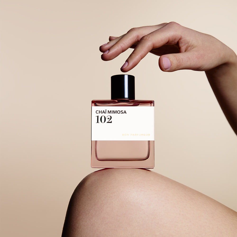 Bon Parfumeur 102 Chaï Mimosa Parfumflakon auf dem Knie eines Models