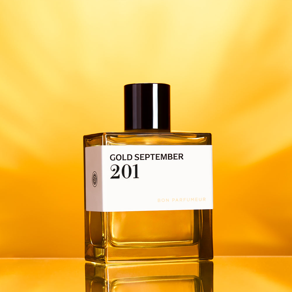 Bon Parfumeur 201 Gold September Parfumflakon vor leuchtend goldenem Hintergrund