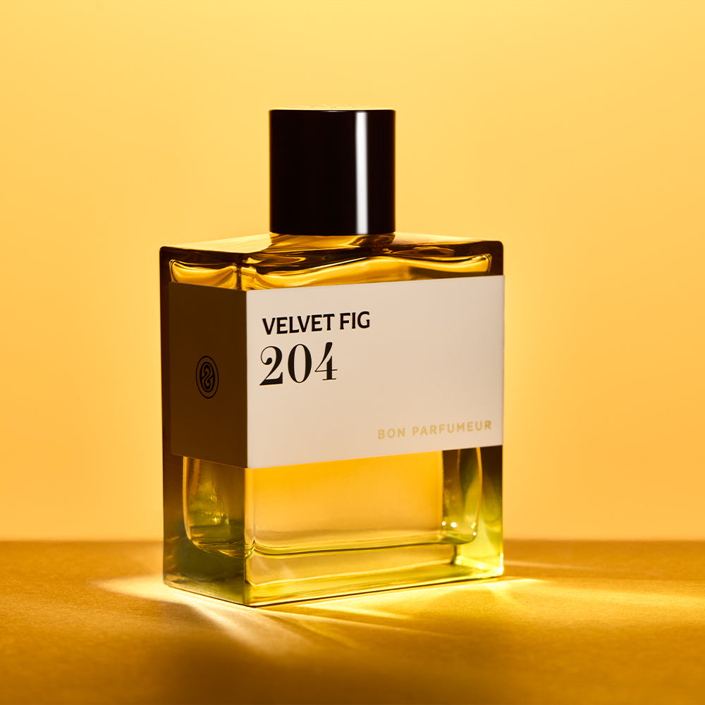 Bon Parfumeur 204 Velvet Fig Parfumflakon vor leuchtend goldenem Hintergrund