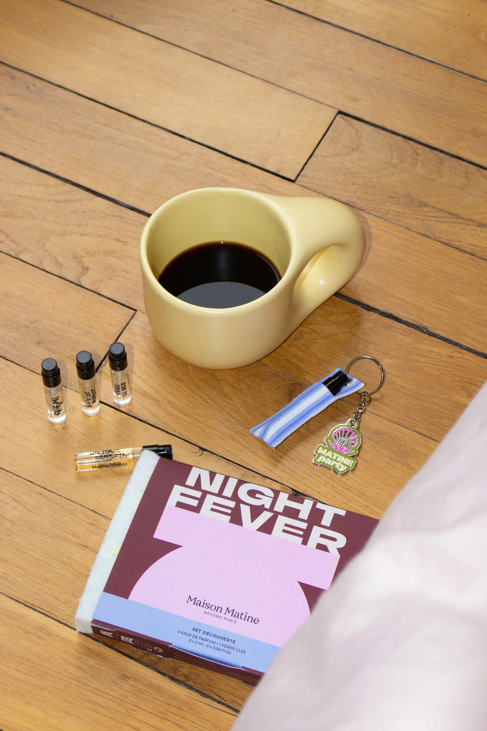 Maison Matine Night Fever Discovery Kit Eau de Pafum Shifumi Faire le mur Bain de minuit Disco inferno Un jour sans fin chrakterstark intim instinktiv kontrastreich Grapefruit Orangenblüte weißer Moschus Birne Jasmin Patchouli Kirsche Monoi Vanile Rose Frangipani Oud Pistazie floral fruchtig Schlüsselanhänger