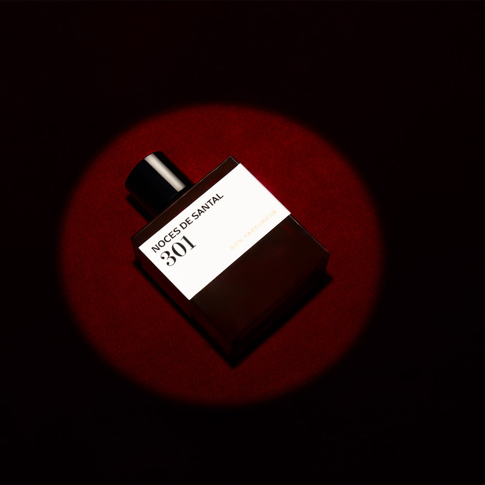 Bon Parfumeur 301 Noces de Santal Parfumflakon liegend im roten Lichtkegel