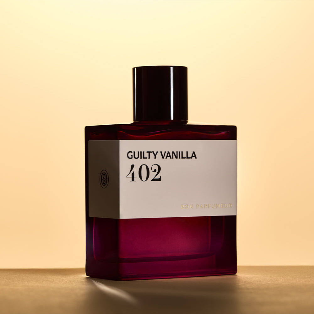 Bon Parfumeur 402 Guilty Vanilla Parfumflakon vor warmem, hellem Hintergrund