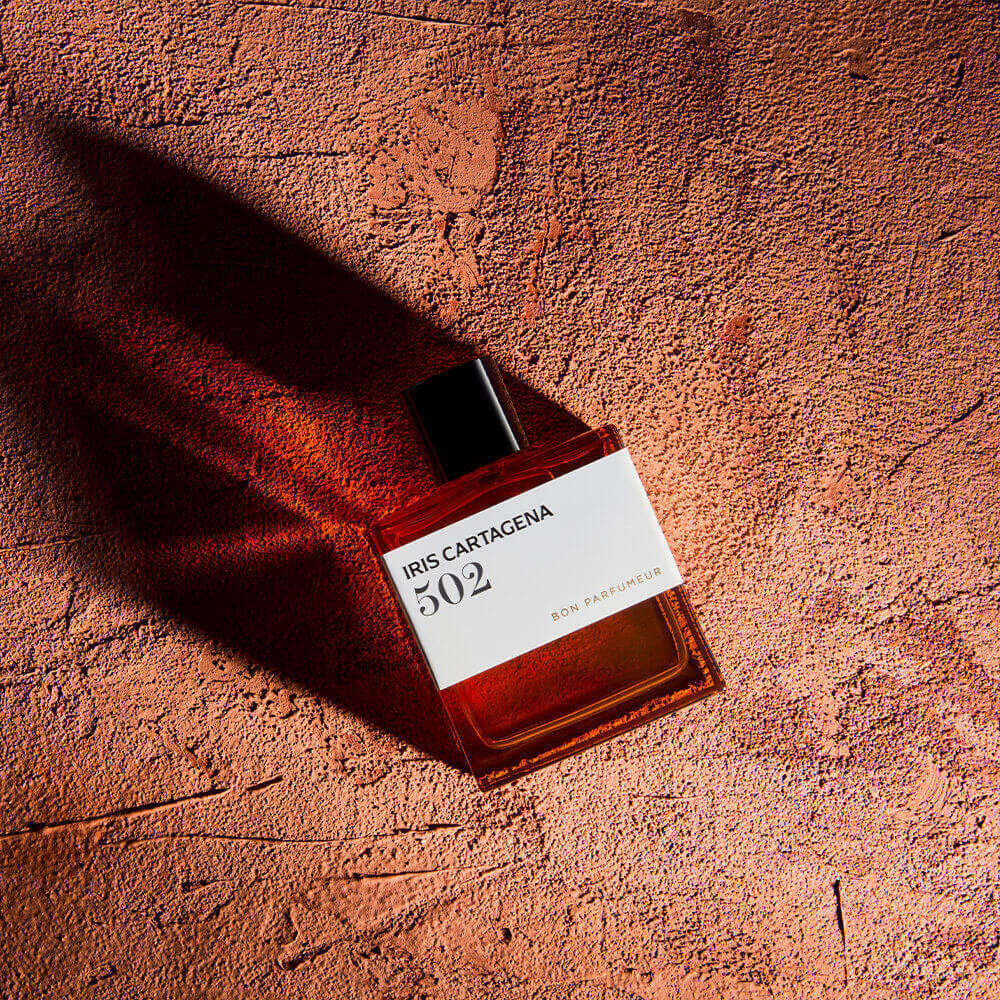 Bon Parfumeur 502 Iris Cartagena Parfumflakon auf warmem, sandfarbenem Untergrund