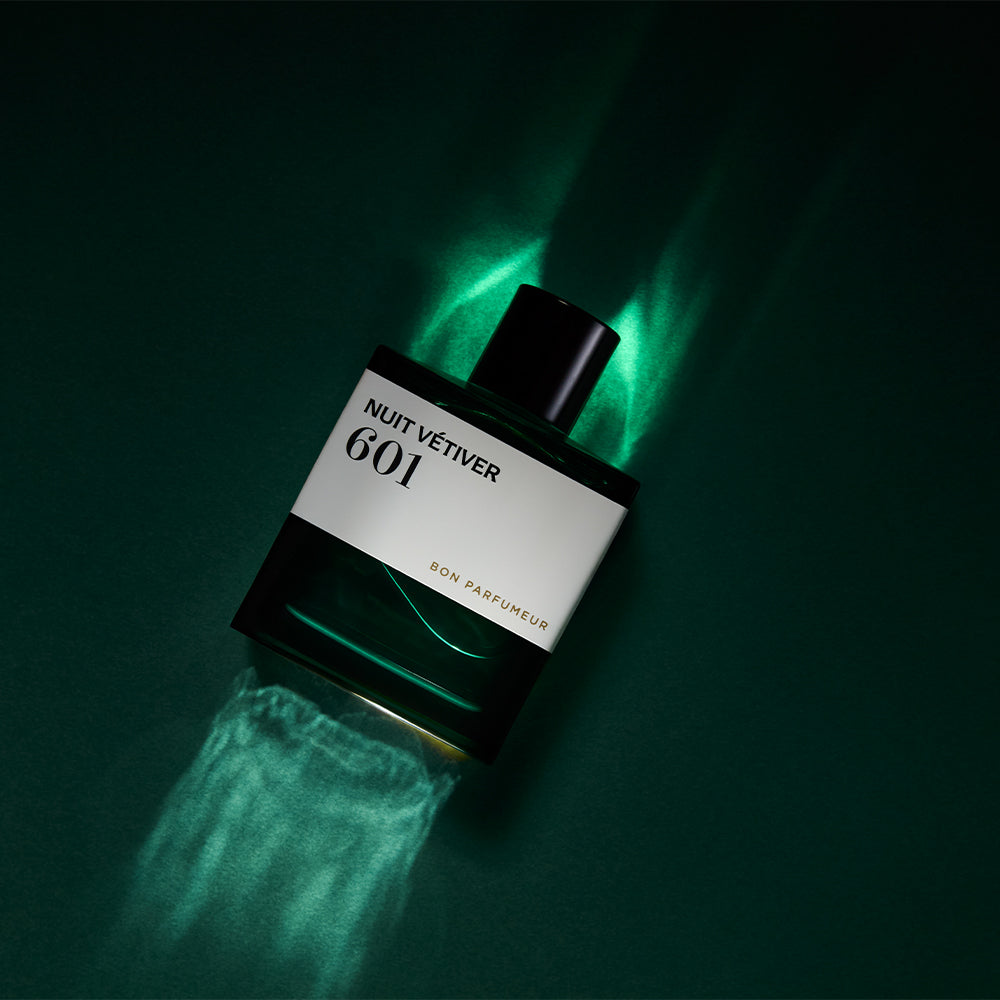 Bon Parfumeur 601 Nuit Vétiver Parfumflakon im grünen Lichtkegel