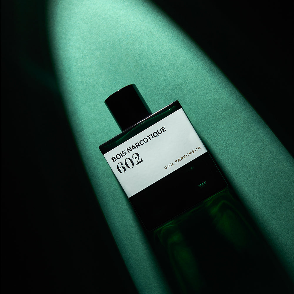 Bon Parfumeur 602 Bois Narcotique Parfumflakon auf dunkelgrünem Hintergrund mit Licht und Schatten