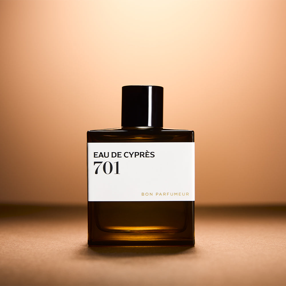 Bon Parfumeur 701 Eau de Cyprès Parfumflakon vor warmem beigefarbenem Hintergrund