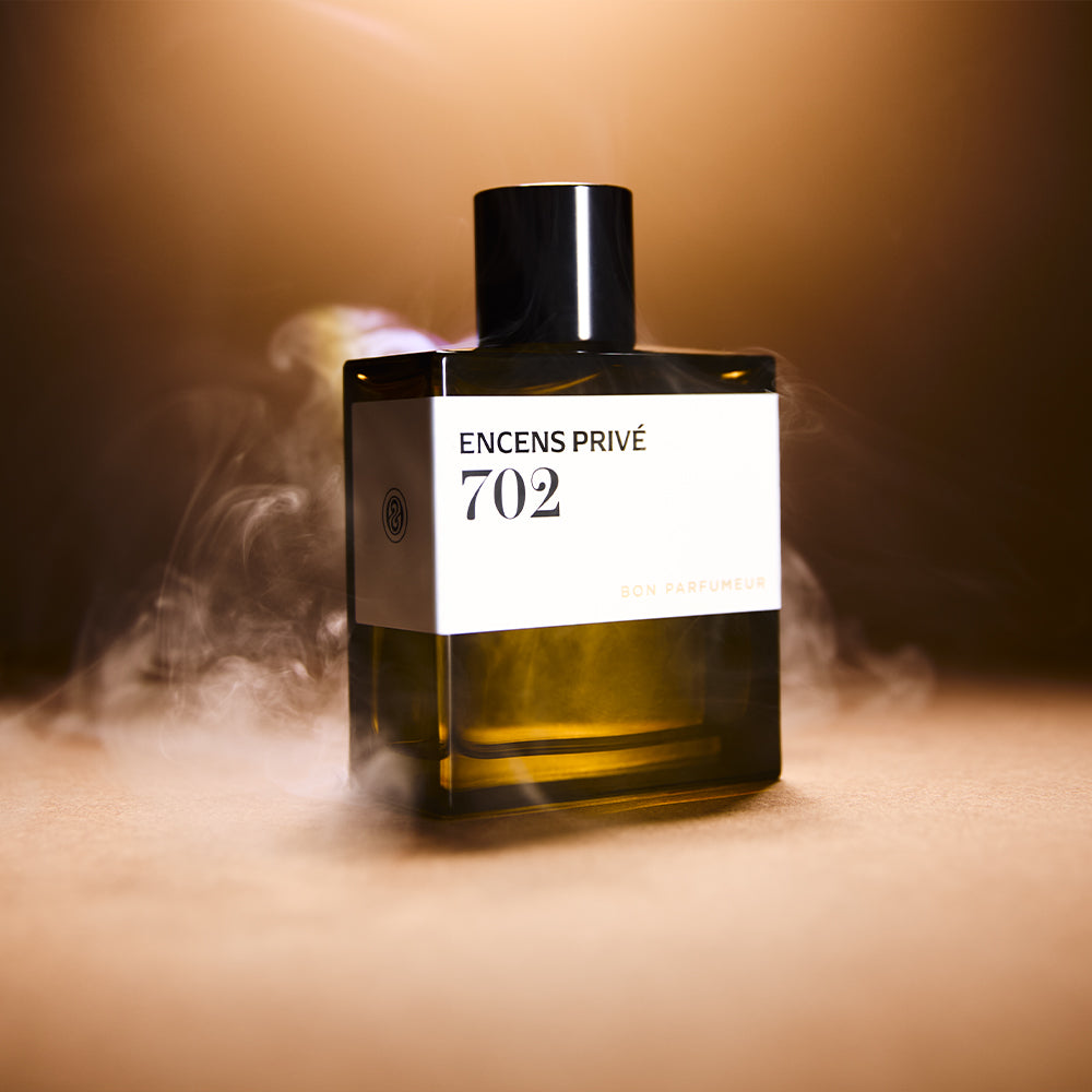Bon Parfumeur 702 Encens Privé Parfumflakon umgeben von Rauch