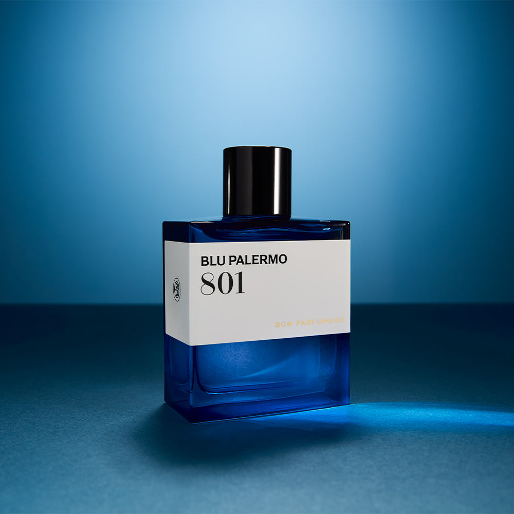 Bon Parfumeur 801 Blu Palermo Parfumflakon vor blauem Hintergrund mit Licht und Schatten