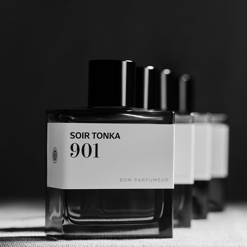 Bon Parfumeur 901 Soir Tonka Parfumflakon mit weiteren Flakons im Hintergrund in Schwarz Weiß