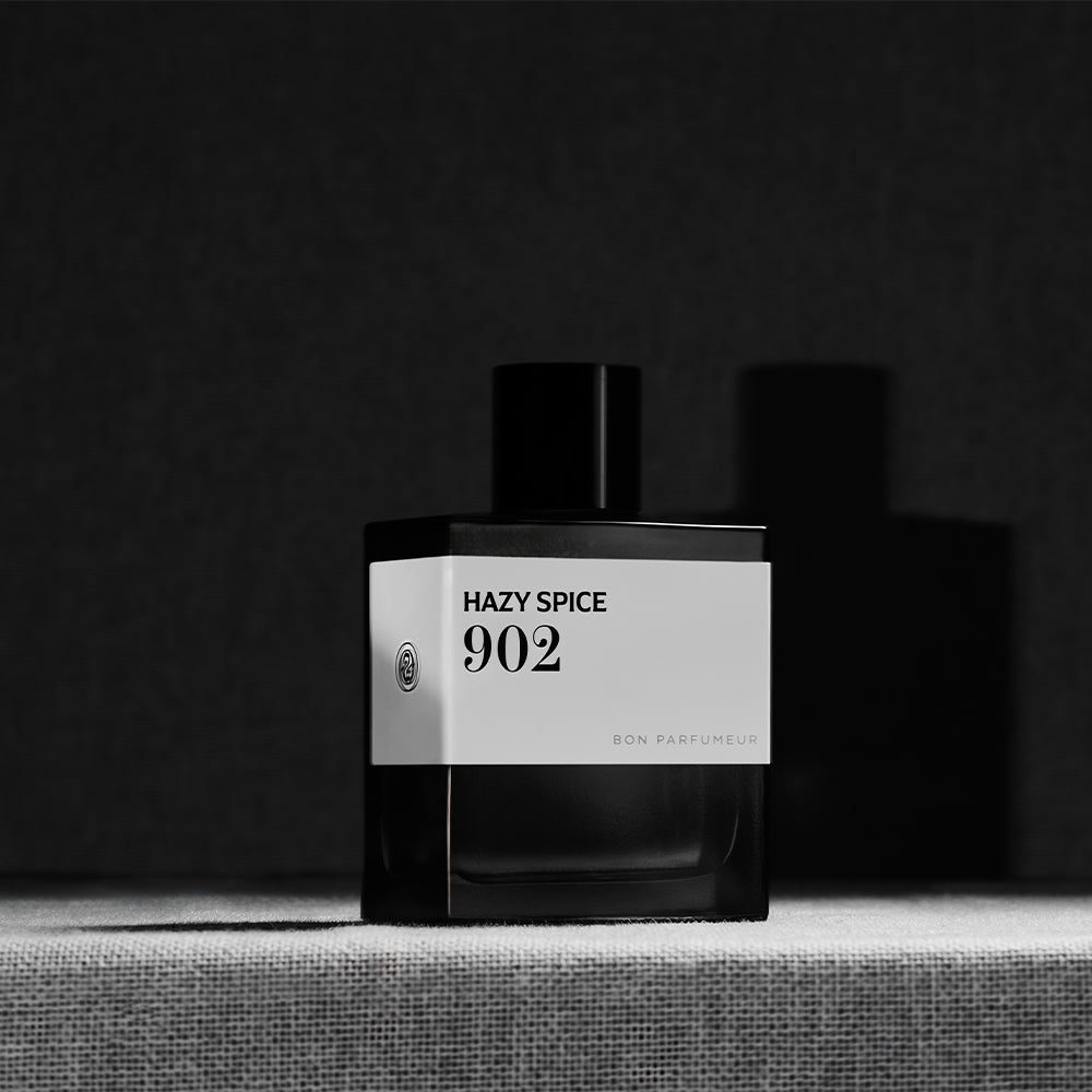 Bon Parfumeur 902 Hazy Spice Parfumflakon vor dunklem Hintergrund mit markantem Schatten