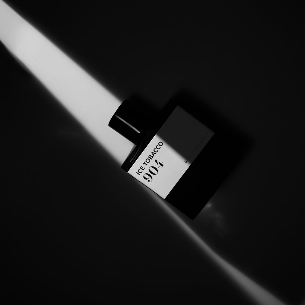 Bon Parfumeur 904 Ice Tobacco Parfumflakon im dunklen Lichtkegel in Schwarz Weiß