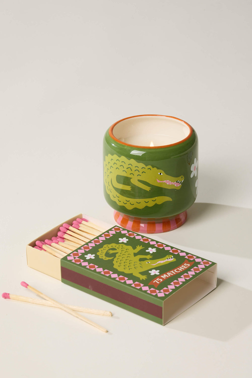 Paddywax A Dopo Kollektion – handgegossene Duftkerzen im dekorativen Keramikgefäß mit farbenfrohen Designs und dekorative Streichholzschachteln, zum Ergänzung zu den Kerzen. Perfektes Geschenkset. Prickly Pear and Crocodile. Birne und Krokodil