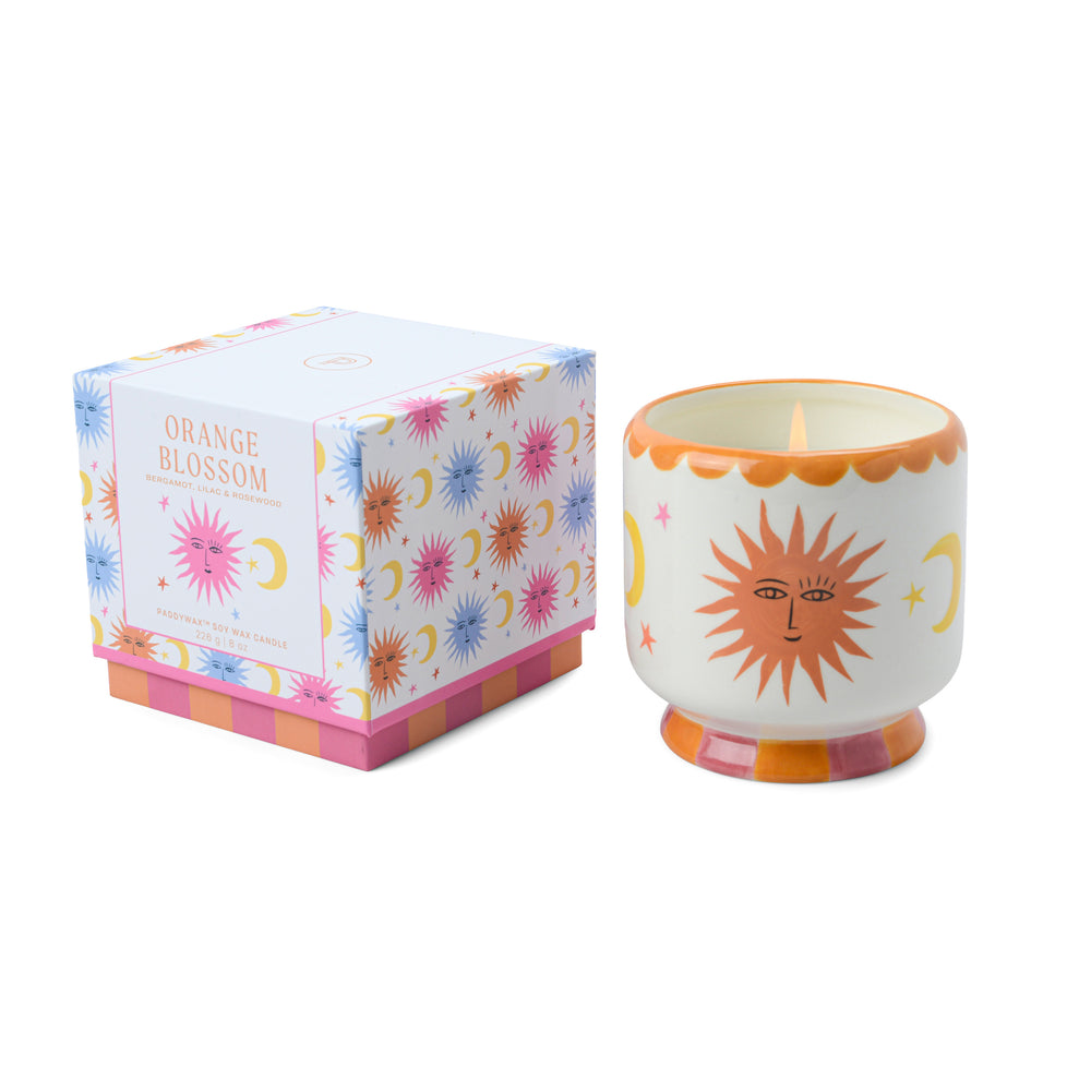 Paddywax Candle Orange Blossom. Handgegossene Duftkerze im Keramikgefäß und schöner Verpackung. Mit frischem, blumig-zitrischem Orangenblütenduft für eine helle, belebende Atmosphäre. Perfekte Geschenkidee.