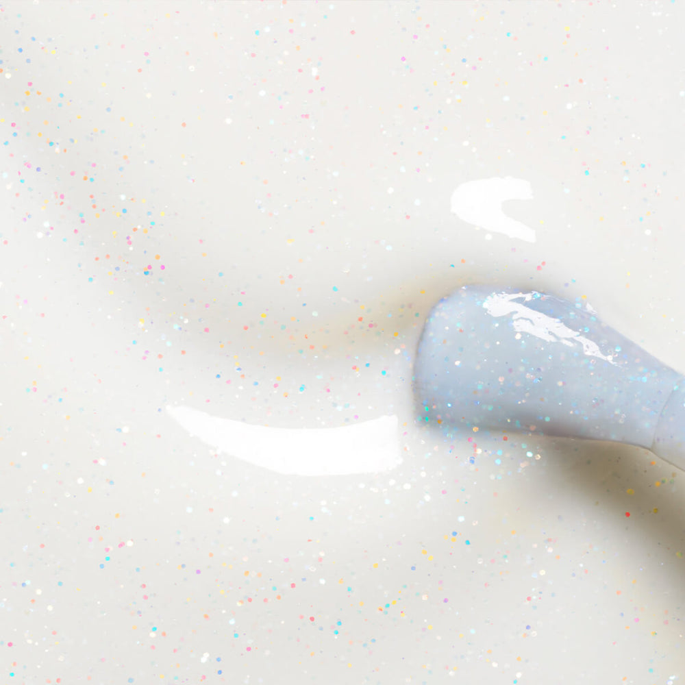 Manucurist Green & Green Flash Nebula milchiger weißer Nagellack mit Glitzer für den Frühling. 
manucurist green & Green Flash für zuhause. Frühlingsfarbe für die Nägel