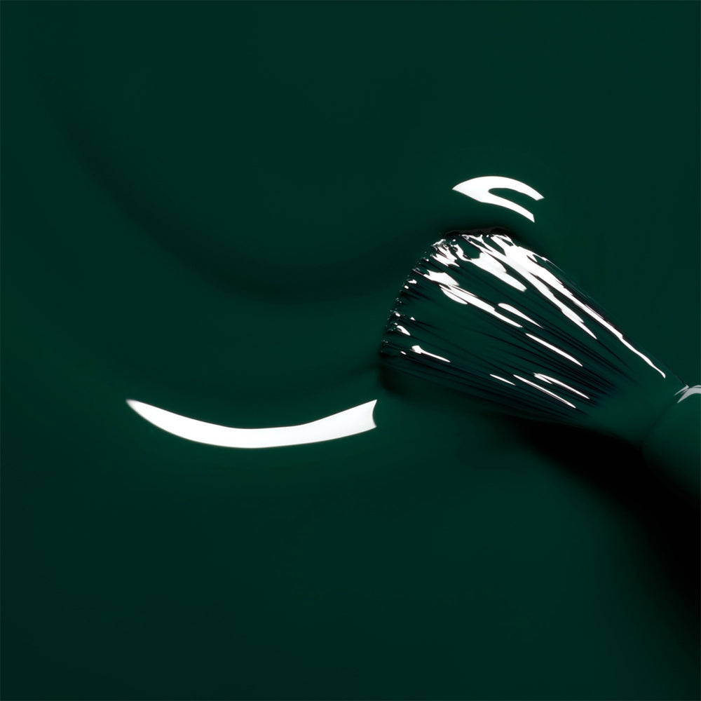 Farbton von Manucurist Green Emerald in tiefem, glänzendem Tannengrün