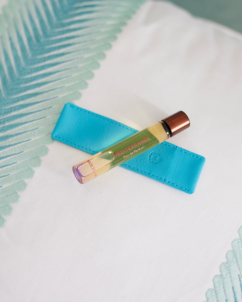Molinard Roll on Parfum in Gingembre mit blauem Leder Etui. Roll on perfume with leather case