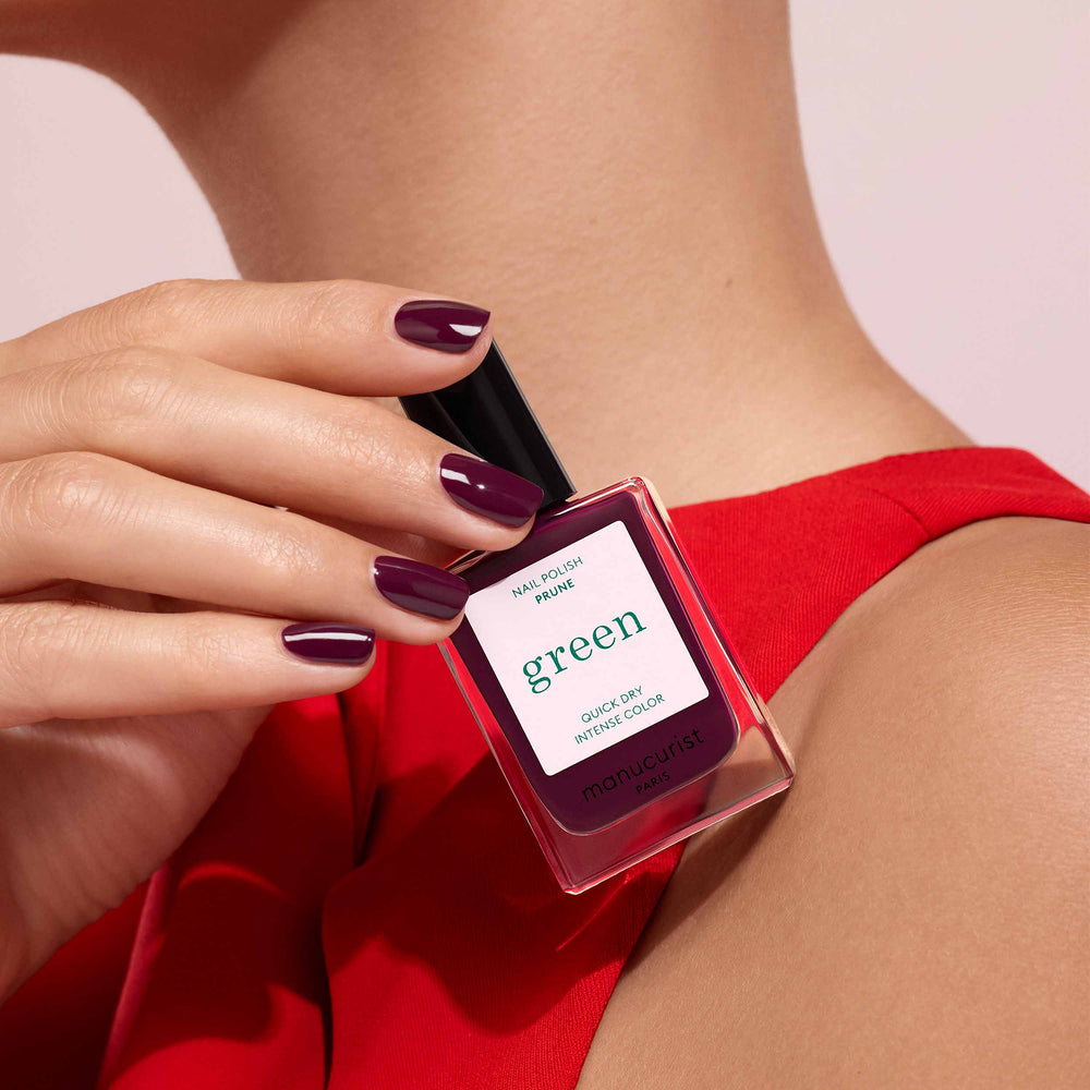 Manucurist Green Prune dunkellila Nagellack für die Wintermonate mit pflegender Wirkung. 
manucurist green nagellack für zuhause