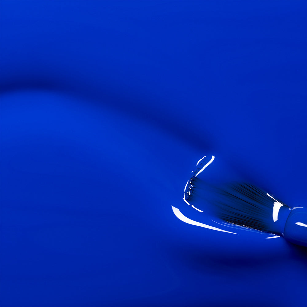 Ultramarine Manucurist leuchtendes blau