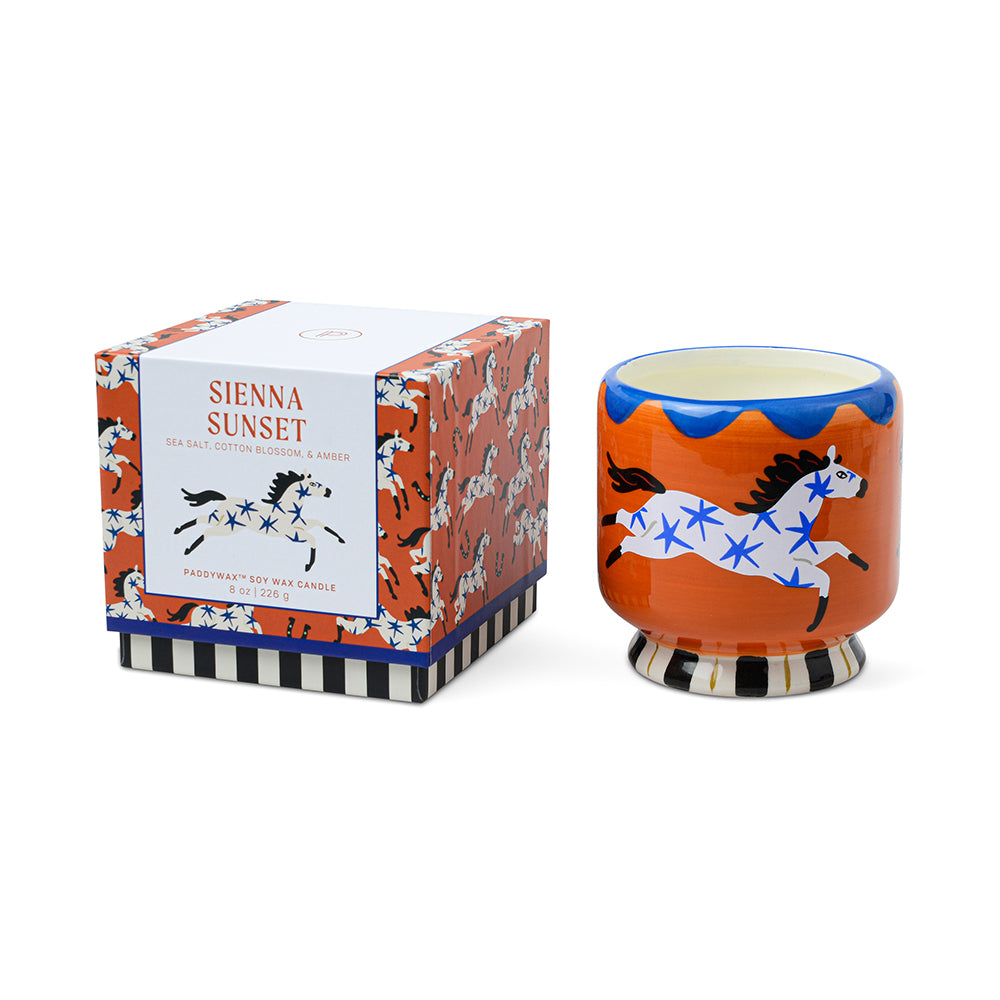 Paddywax Candle Sienna Sunset. Handgegossene Duftkerze im Keramikgefäß mit frischem, zitrisch-grünem Limettenduft für eine spritzige, belebende Atmosphäre. Perfekte Geschenkidee.