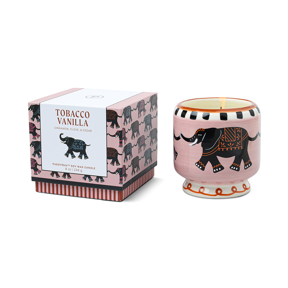 Paddywax Candle Tobacco Vanilla. Handgegossene Duftkerze im Keramikgefäß mit frischem, zitrisch-grünem Limettenduft für eine spritzige, belebende Atmosphäre. Perfekte Geschenkidee.