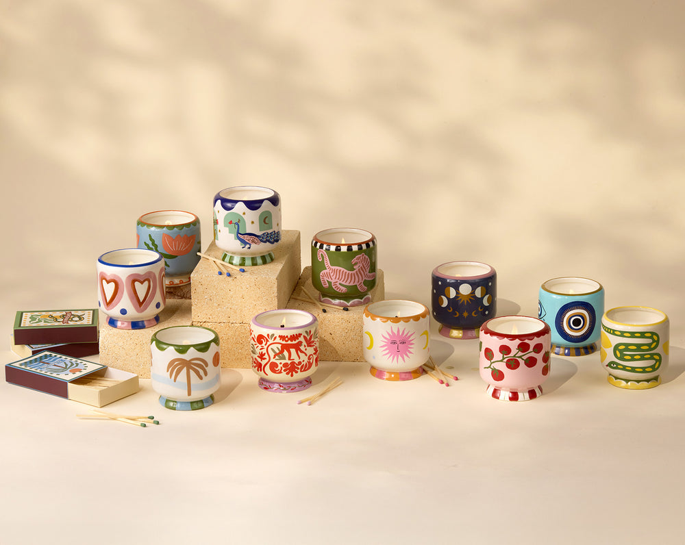 Paddywax A Dopo Kollektion – handgegossene Duftkerzen im dekorativen Keramikgefäß mit farbenfrohen Designs und dekorative Streichholzschachteln, zum Ergänzung zu den Kerzen. Perfektes Geschenkset.