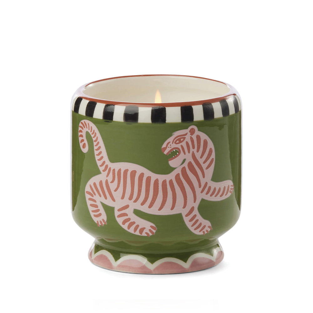 Paddywax Candle Black Cedar & Fig. Handgegossene Duftkerze im Keramikgefäß mit holzig-fruchtigem Duft aus Zedernholz und Feige für eine warme, elegante Atmosphäre. Perfekte Geschenkidee.