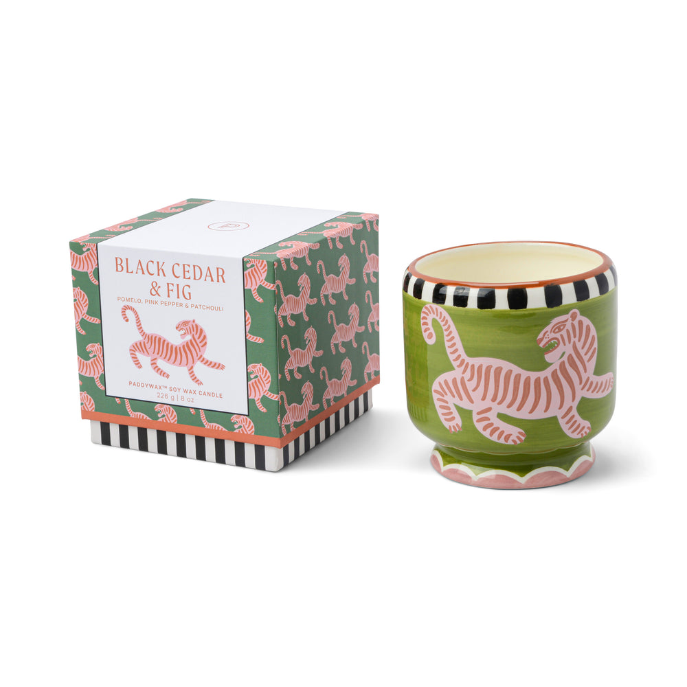 Paddywax Candle Black Cedar & Fig. Handgegossene Duftkerze im Keramikgefäß und schöner Verpackung. Mit holzig-fruchtigem Duft aus Zedernholz und Feige für eine warme, elegante Atmosphäre. Perfekte Geschenkidee.