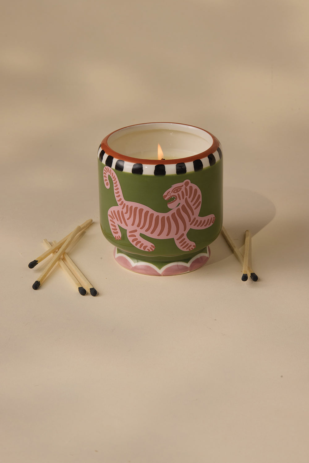 Paddywax Candle Black Cedar & Fig und Streichhölzer Tiger. Handgegossene Duftkerze im Keramikgefäß und dekorative Streichhölzer. Mit holzig-fruchtigem Duft aus Zedernholz und Feige für eine warme, elegante Atmosphäre. Perfekte Geschenkidee.