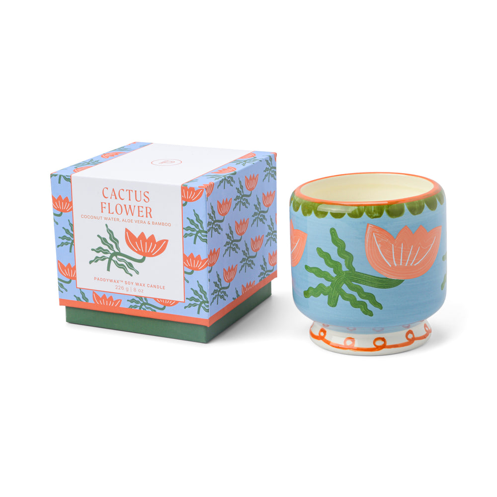 Paddywax Candle Cactus Flower. Handgegossene Duftkerze im Keramikgefäß und schöner Verpackung. Mit frischem, blumig-grünem Kaktusblütenduft für eine belebende, moderne Atmosphäre. Perfekte Geschenkidee.