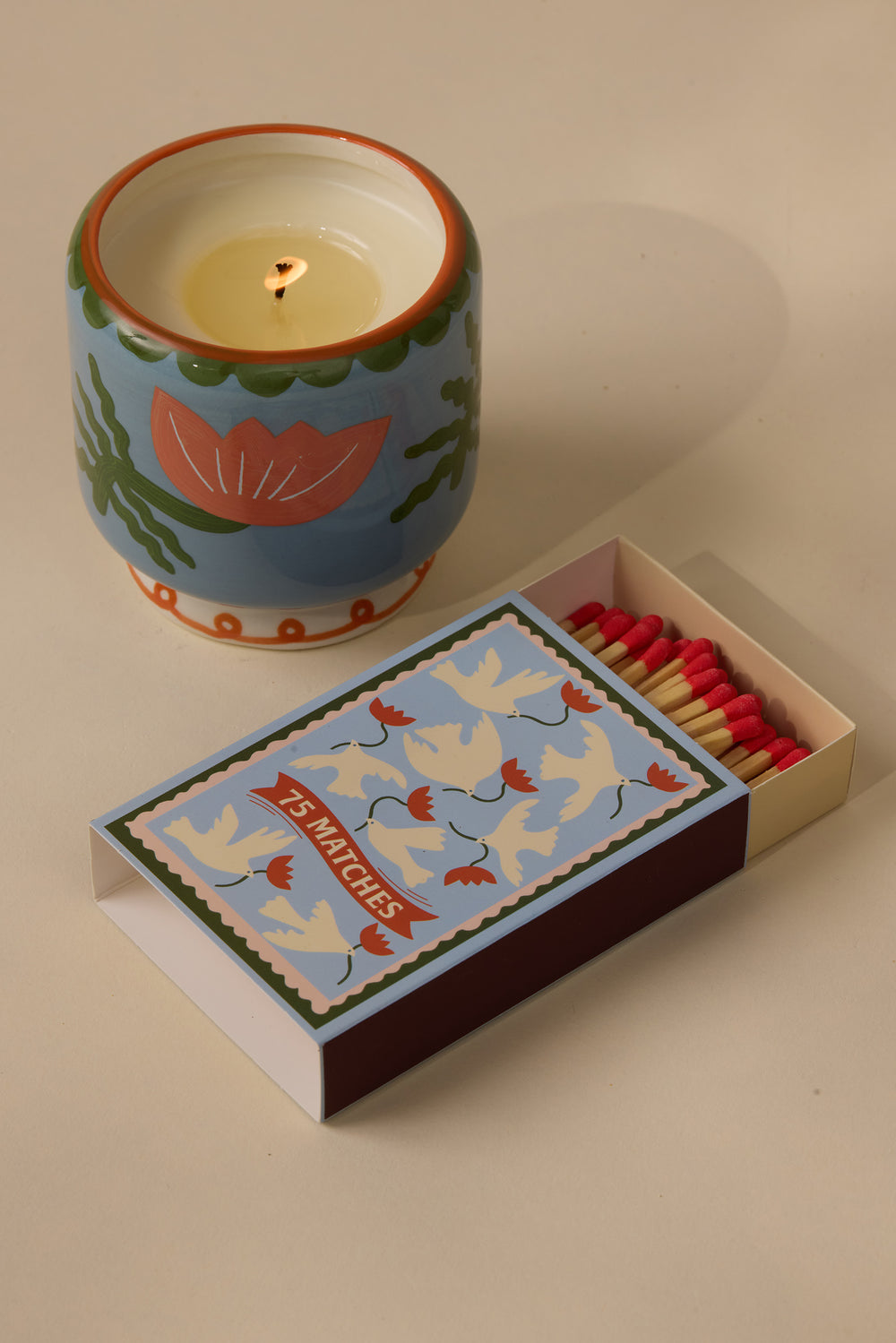 Paddywax Candle Cactus Flower und Streichhölzer Flower. Handgegossene Duftkerze im Keramikgefäß und dekorative Streichhölzer. Mit frischem, blumig-grünem Kaktusblütenduft für eine belebende, moderne Atmosphäre. Perfekte Geschenkidee.