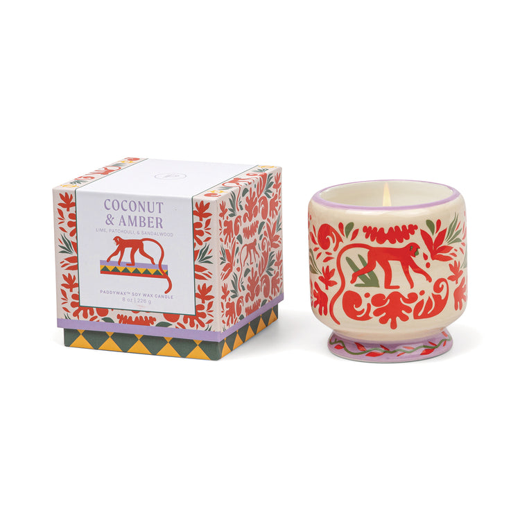 Paddywax Candle Coconut & Amber. Handgegossene Duftkerze im Keramikgefäß und schöner Verpackung. Mit warmem, exotisch-süßem Kokos- und Amberduft für eine gemütliche, sinnliche Atmosphäre. Perfekte Geschenkidee.