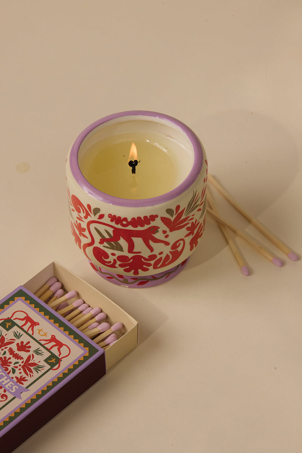 Paddywax Candle Coconut & Amber und Streichhölzer Monkey. Handgegossene Duftkerze im Keramikgefäß und dekorative Streichhölzer. Mit warmem, exotisch-süßem Kokos- und Amberduft für eine gemütliche, sinnliche Atmosphäre. Perfekte Geschenkidee.