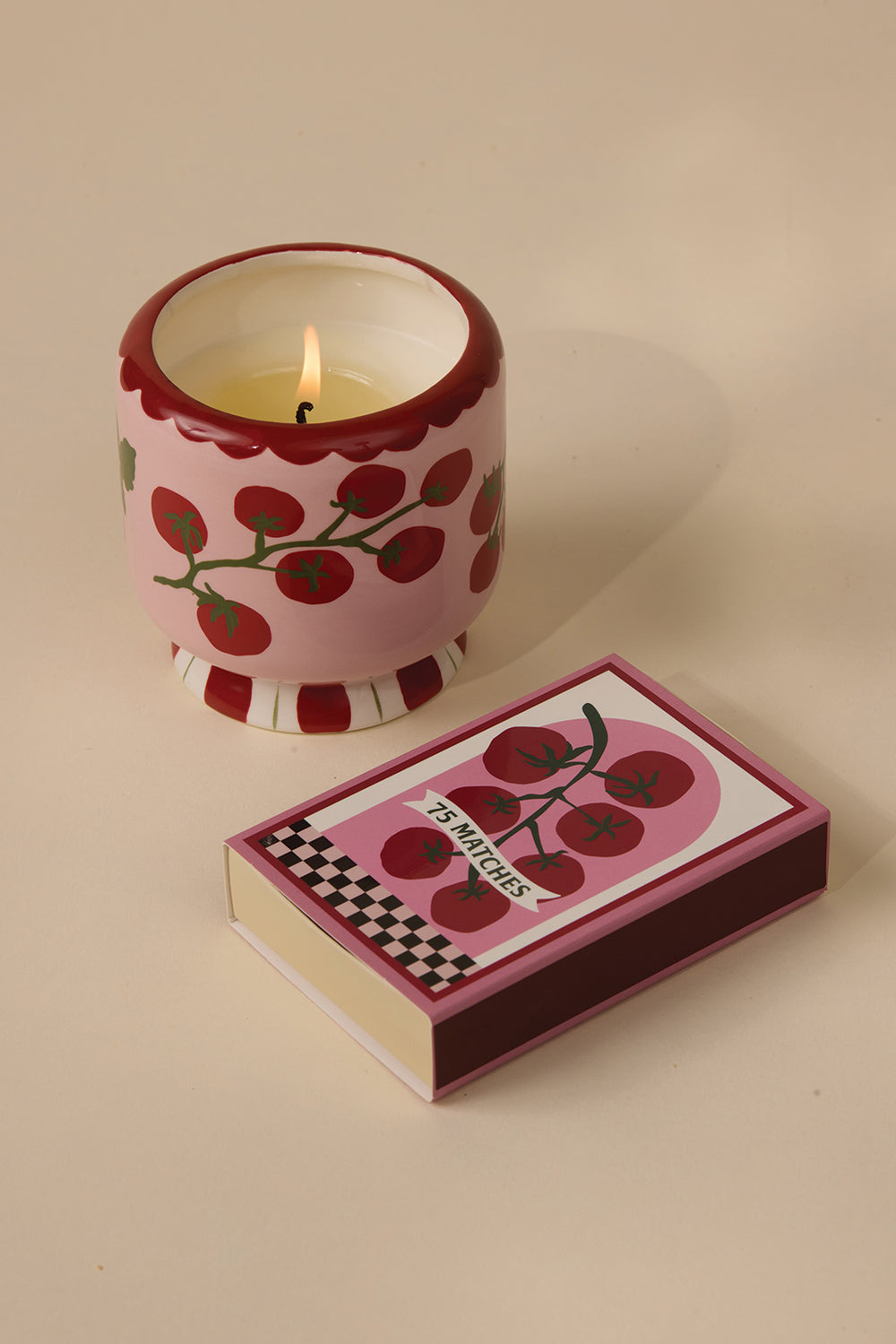 Paddywax Candle Heirloom Tomato und Streichhölzer Tomato. Handgegossene Duftkerze im Keramikgefäß und dekorative Streichhölzer. Mit frischem, grün-aromatischem Tomatenduft für eine natürliche, belebende Atmosphäre. Perfekte Geschenkidee.