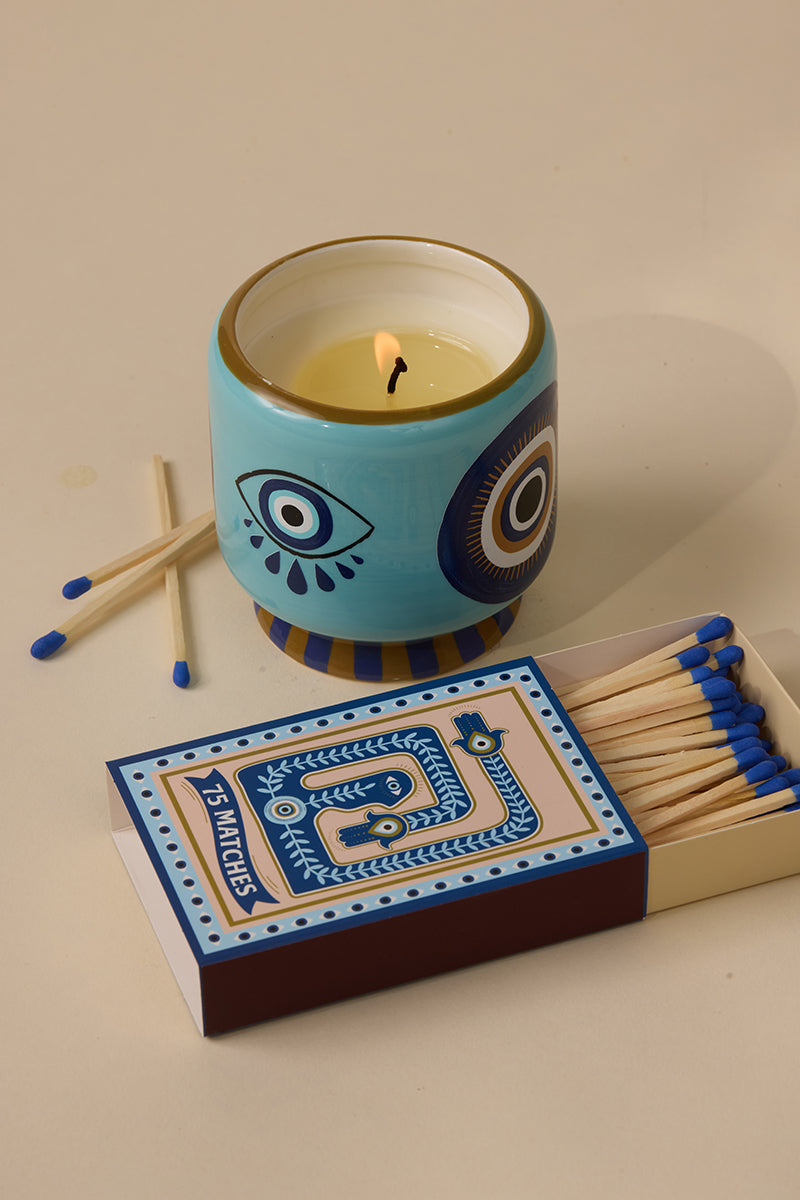 Paddywax Candle Incense & Smoke und Streichhölzer Eye. Handgegossene Duftkerze im Keramikgefäß und dekorative Streichhölzer. Mit rauchig-holzigem Duft für eine warme, gemütliche Atmosphäre. Perfekte Geschenkidee.