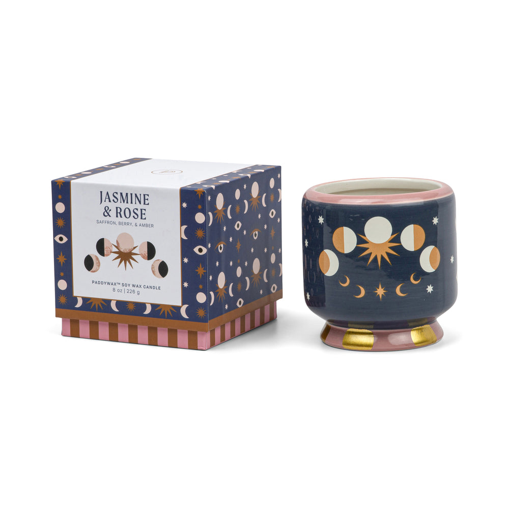 Paddywax Candle Jasmine & Rose. Handgegossene Duftkerze im Keramikgefäß und schöner Verpackung. Mit blumigem Duft aus Jasmin und Rose für eine romantische, elegante Atmosphäre. Perfekte Geschenkidee.