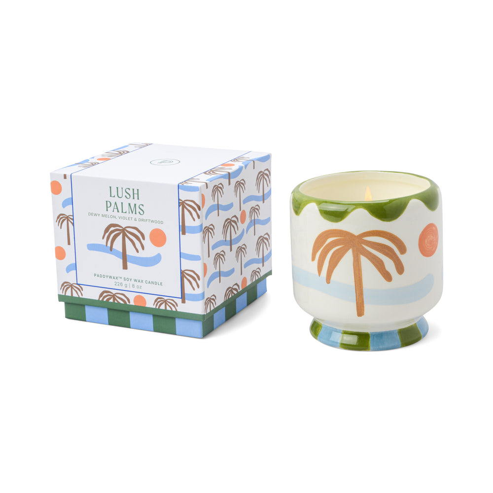 Paddywax Candle Lush Palms. Handgegossene Duftkerze im Keramikgefäß und schöner Verpackung. Mit frischem, grünem Palmen-Duft für eine exotische, belebende Atmosphäre. Perfekte Geschenkidee.