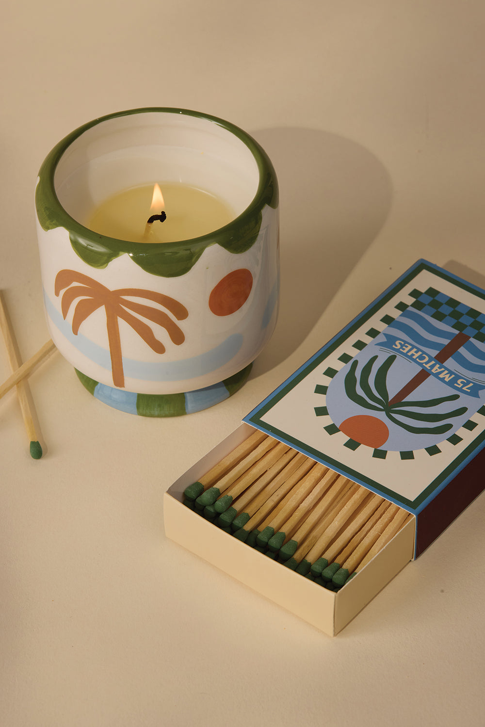 Paddywax Candle Lush Palms und Streichhölzer Palm. Handgegossene Duftkerze im Keramikgefäß und dekorative Streichhölzer. Mit frischem, grünem Palmen-Duft für eine exotische, belebende Atmosphäre. Perfekte Geschenkidee.