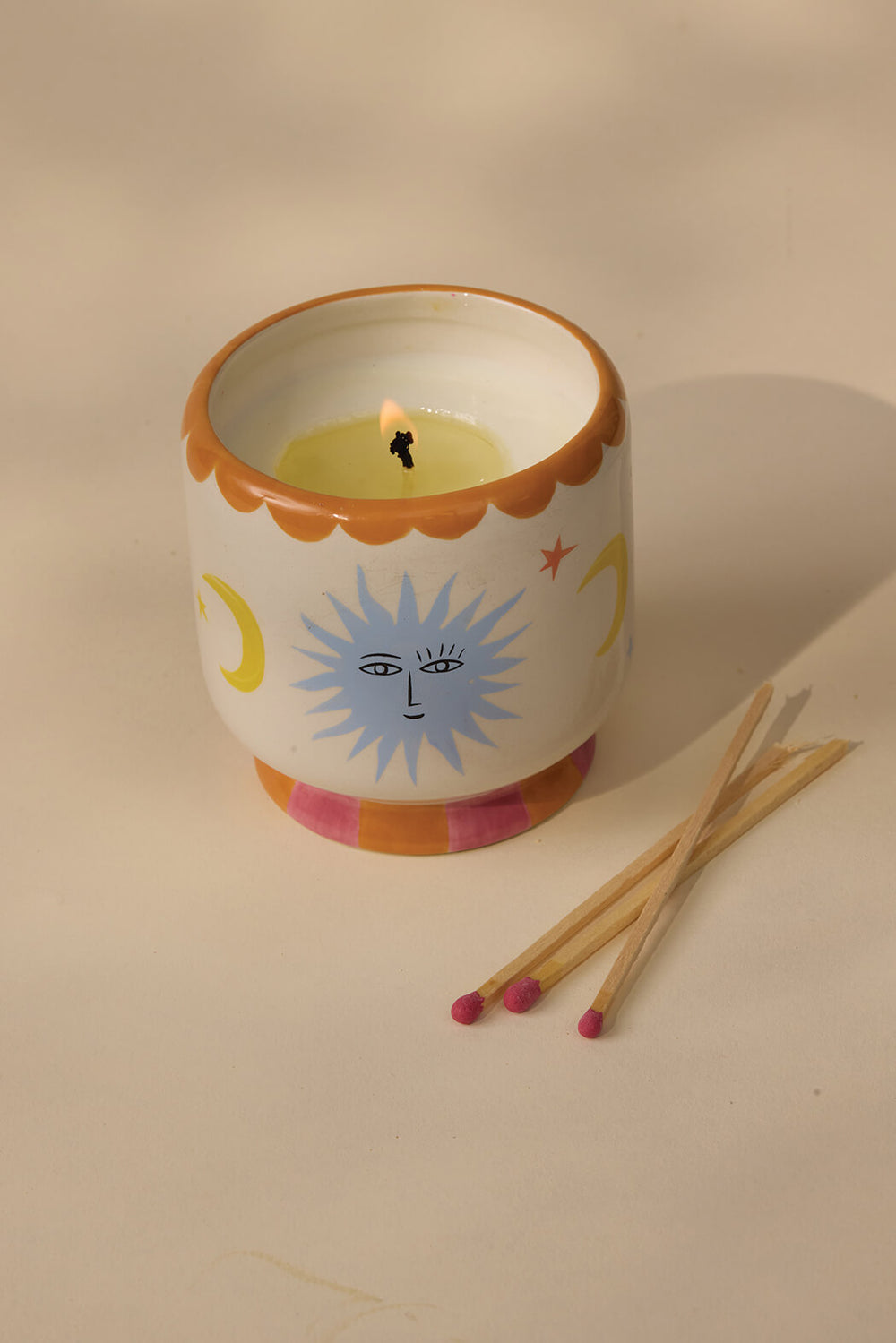 Paddywax Candle Orange Blossom und Streichhölzer Sun. Handgegossene Duftkerze im Keramikgefäß und dekorative Streichhölzer. Mit frischem, blumig-zitrischen Orangenblütenduft für eine helle, belebende Atmosphäre. Perfekte Geschenkidee.