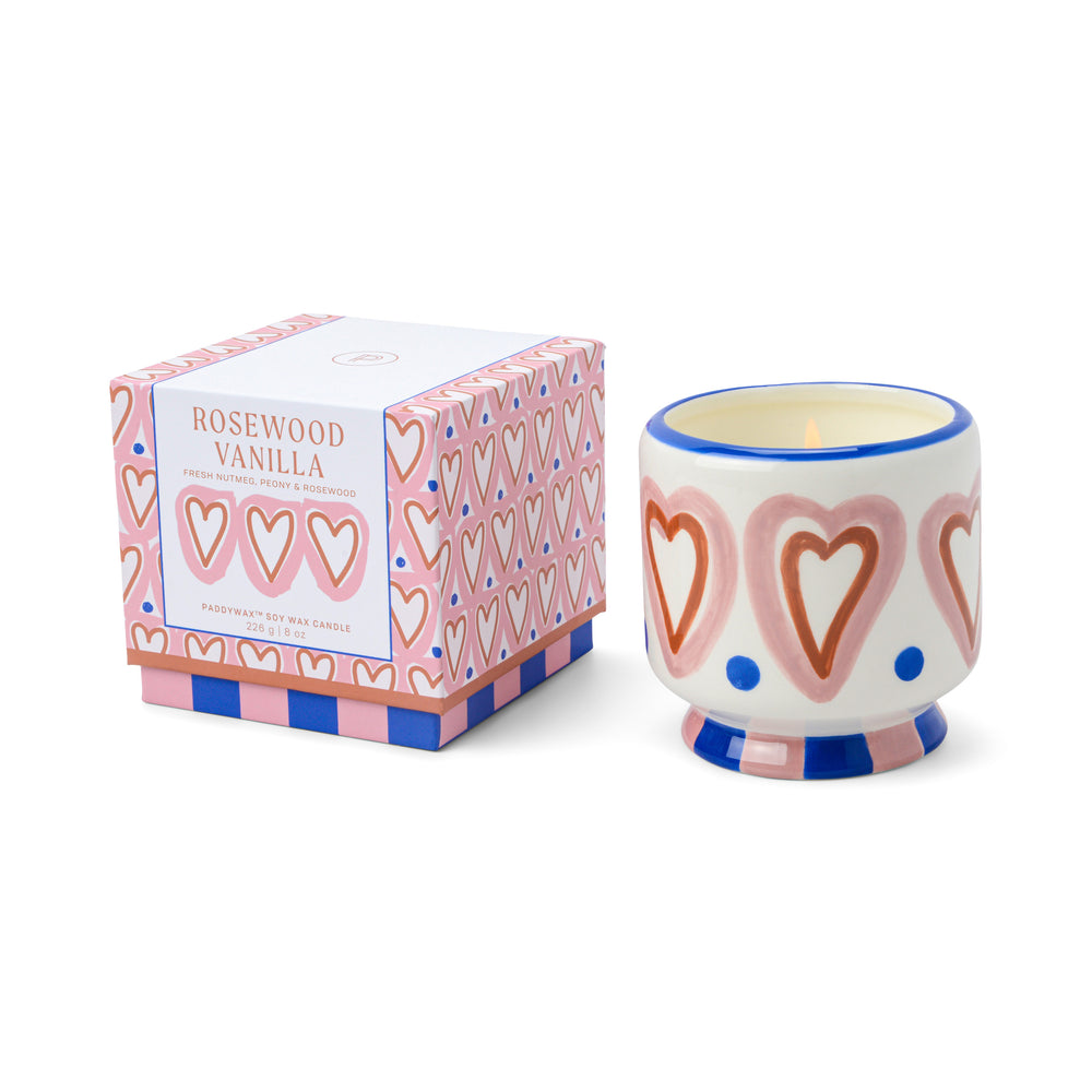 Paddywax Candle Rosewood Vanilla. Handgegossene Duftkerze im Keramikgefäß und schöner Verpackung. Mit warmem, holzig-süßem Vanilleduft für eine einladende, gemütliche Atmosphäre. Perfekte Geschenkidee.