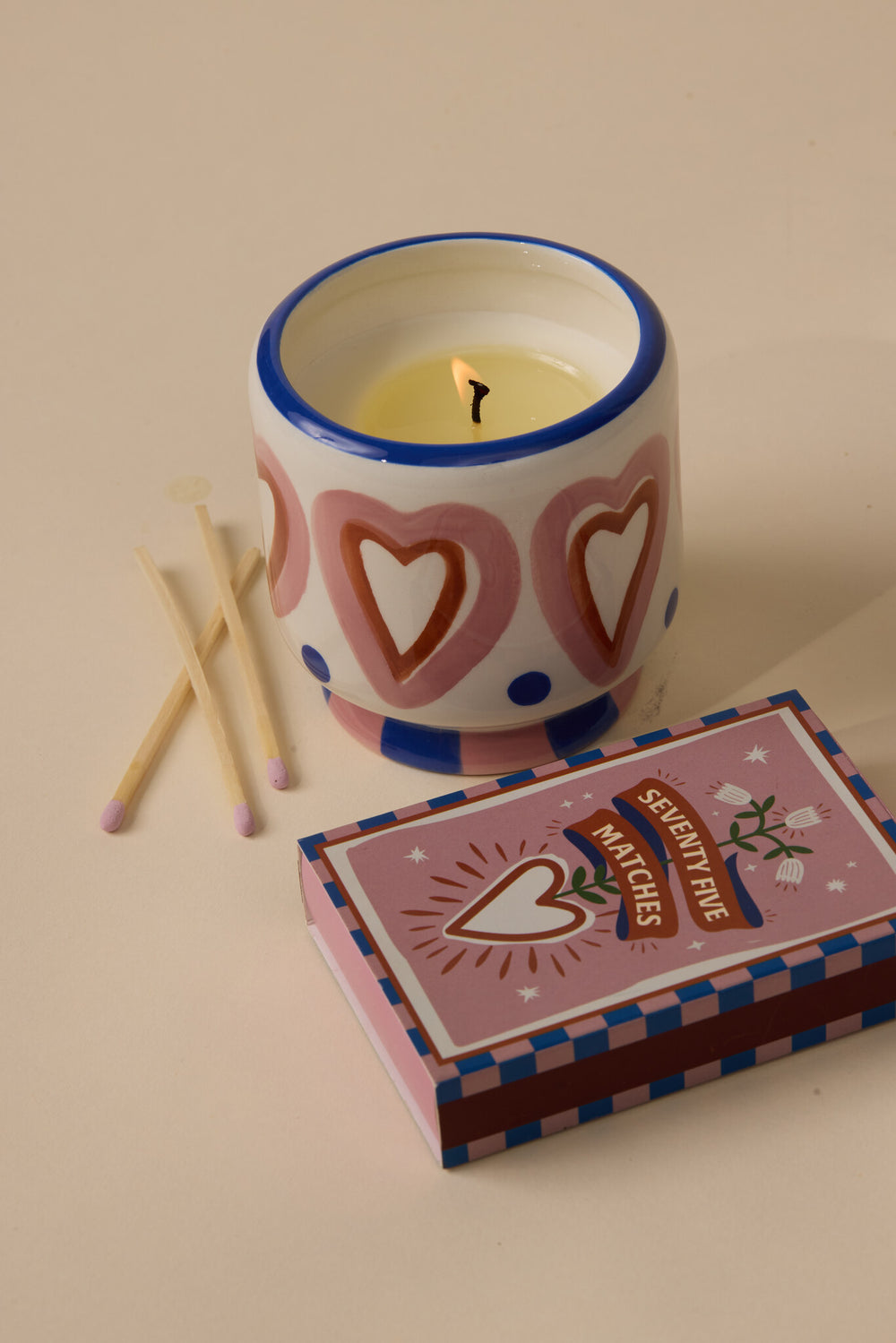 Paddywax Candle Rosewood Vanilla und Streichhölzer Hearts. Handgegossene Duftkerze im Keramikgefäß und dekorative Streichhölzer. Mit warmem, holzig-süßem Vanilleduft für eine einladende, gemütliche Atmosphäre. Perfekte Geschenkidee.