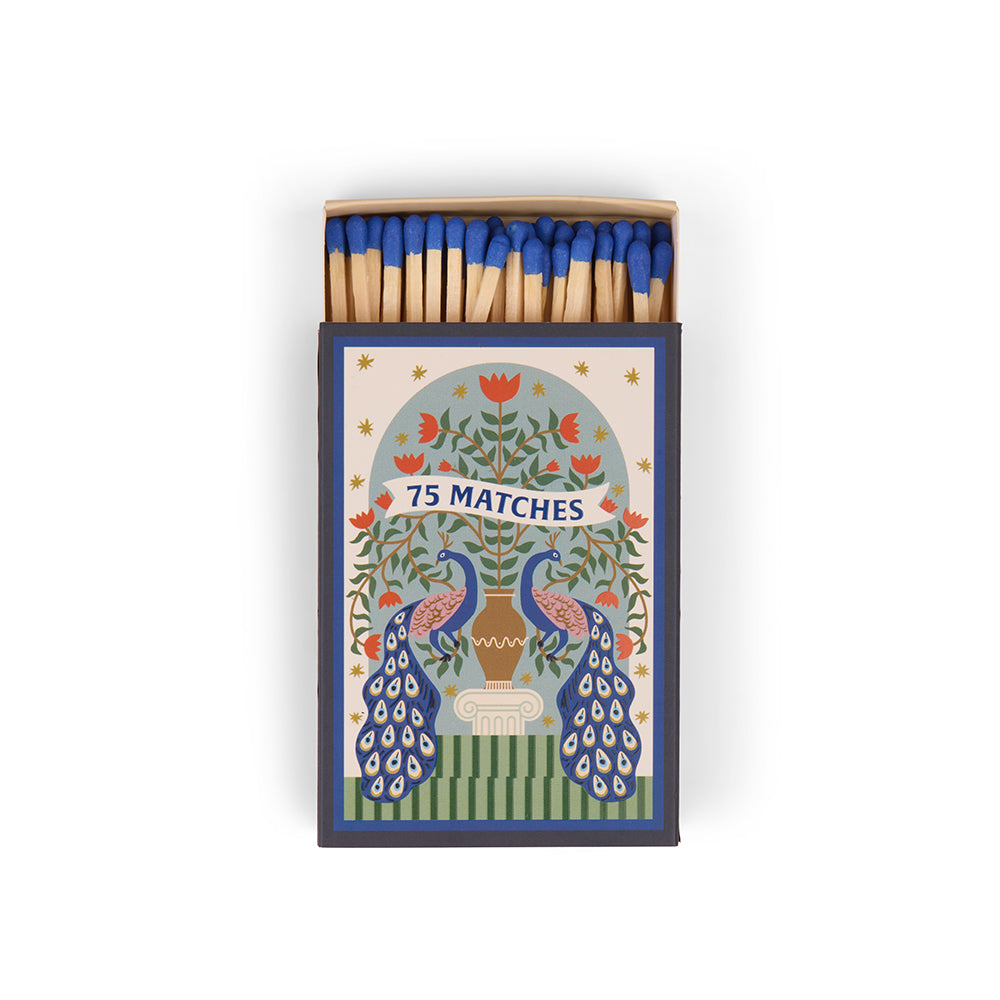 Paddywax Matches Peacock – dekorative Streichholzschachtel mit elegantem Pfauen-Design, perfekte Ergänzung zu Duftkerzen und schönes Geschenk-Accessoire. Lange Streichhölzer mit blauem Kopf.