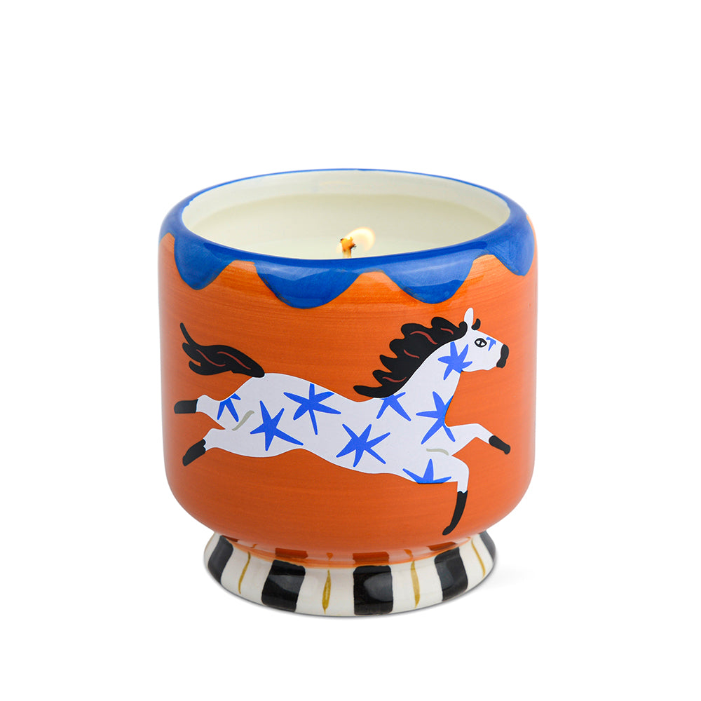 Paddywax Candle Sienna Sunset. Handgegossene Duftkerze im Keramikgefäß mit frischem, zitrisch-grünem Limettenduft für eine spritzige, belebende Atmosphäre. Perfekte Geschenkidee.