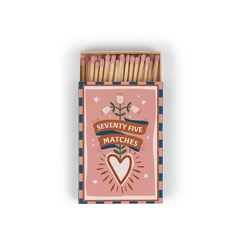 Paddywax Streichhölzer Hearts – dekorative Streichholzschachtel mit Herz-Design, praktische Ergänzung zu Duftkerzen und ideales Geschenk-Accessoire.
