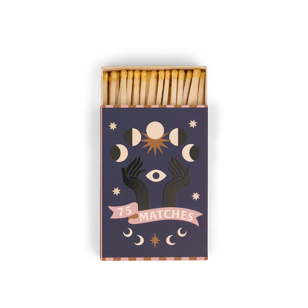 Paddywax Streichhölzer Moon Phases – dekorative Streichholzschachtel mit Mondphasen-Design, praktische Ergänzung zu Duftkerzen und ideales Geschenk-Accessoire.